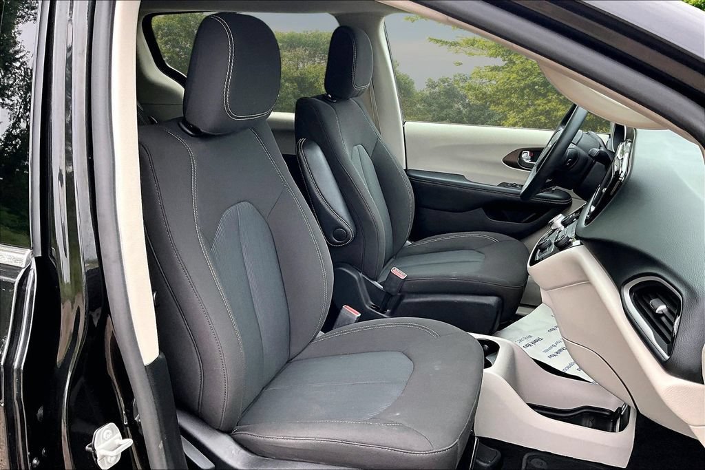 Used 2023 Chrysler Voyager LX FWD image 7