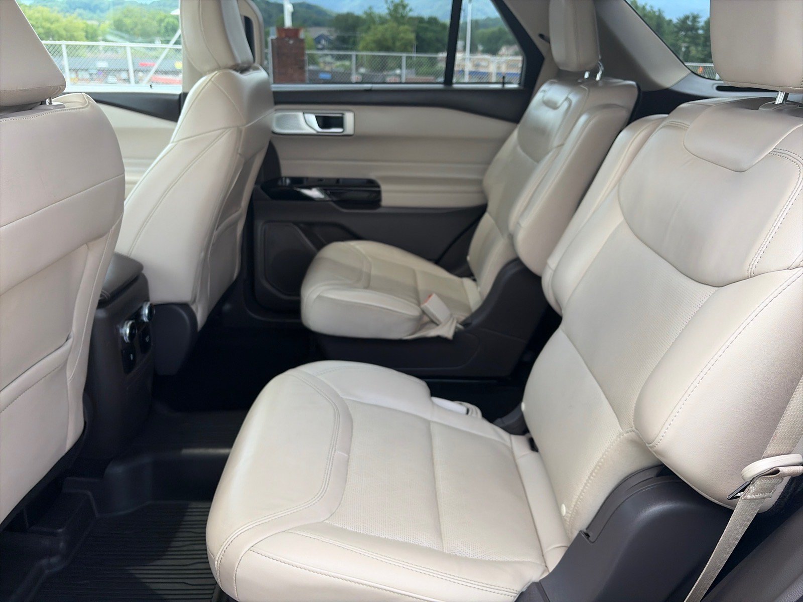 Certified 2023 Ford Explorer Platinum w/ Technology Package AWD/4WD image 18