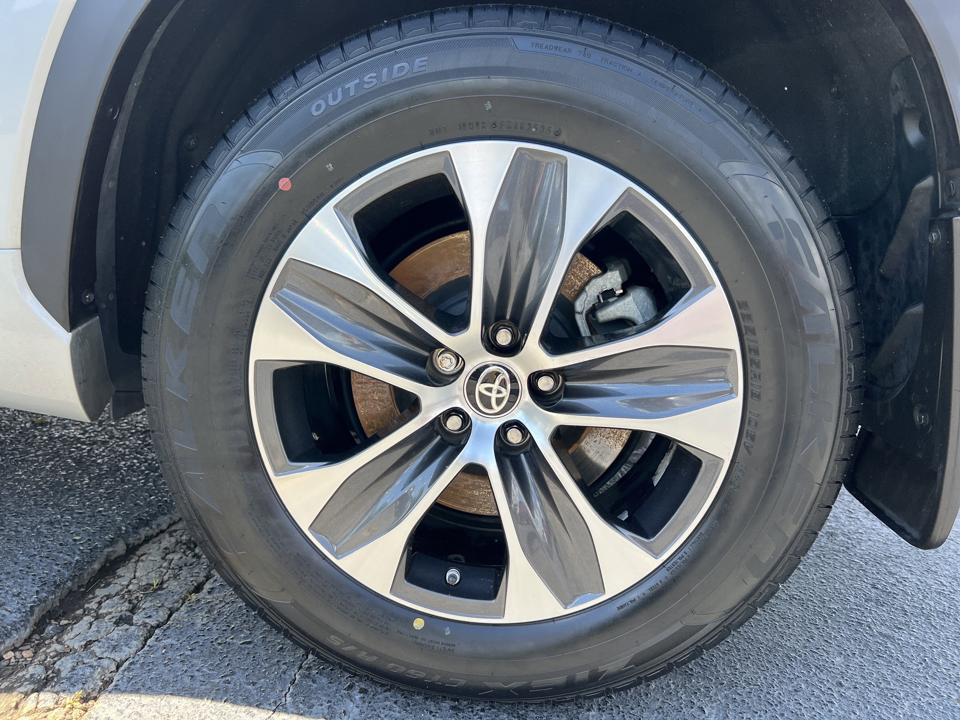 Used 2021 Toyota Highlander XLE AWD/4WD image 22