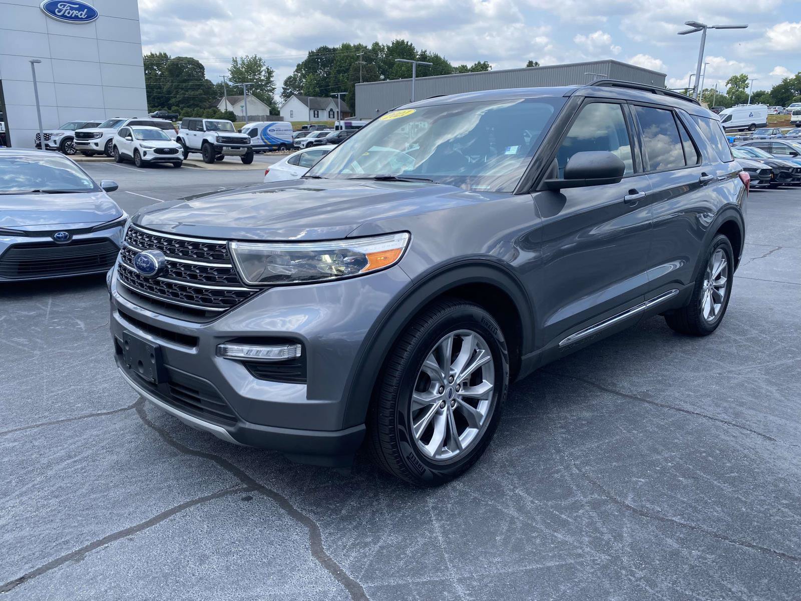 Certified 2021 Ford Explorer XLT w/ Equipment Group 202A RWD image 3