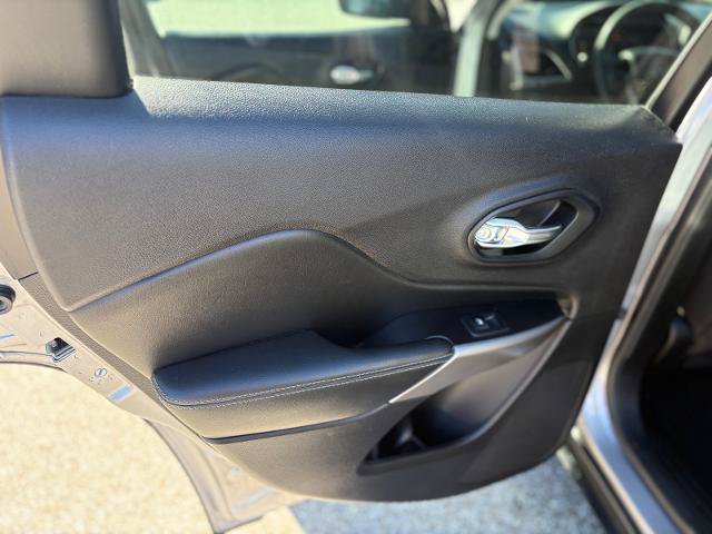 Used 2021 Jeep Cherokee Latitude FWD image 28