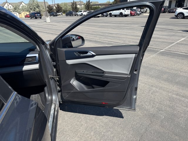 Used 2022 Volkswagen Taos SE w/ Panoramic Sunroof Package AWD/4WD image 16