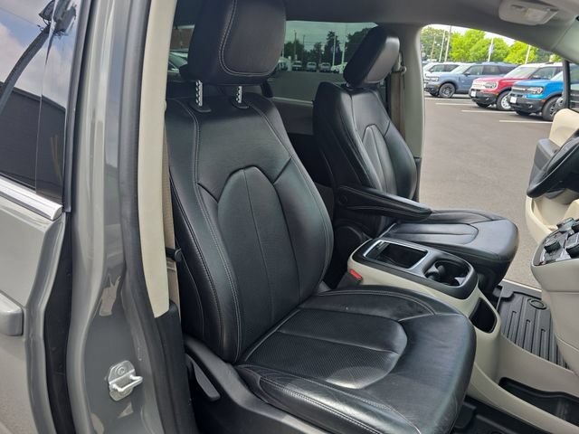 Used 2022 Chrysler Pacifica Touring-L FWD image 23