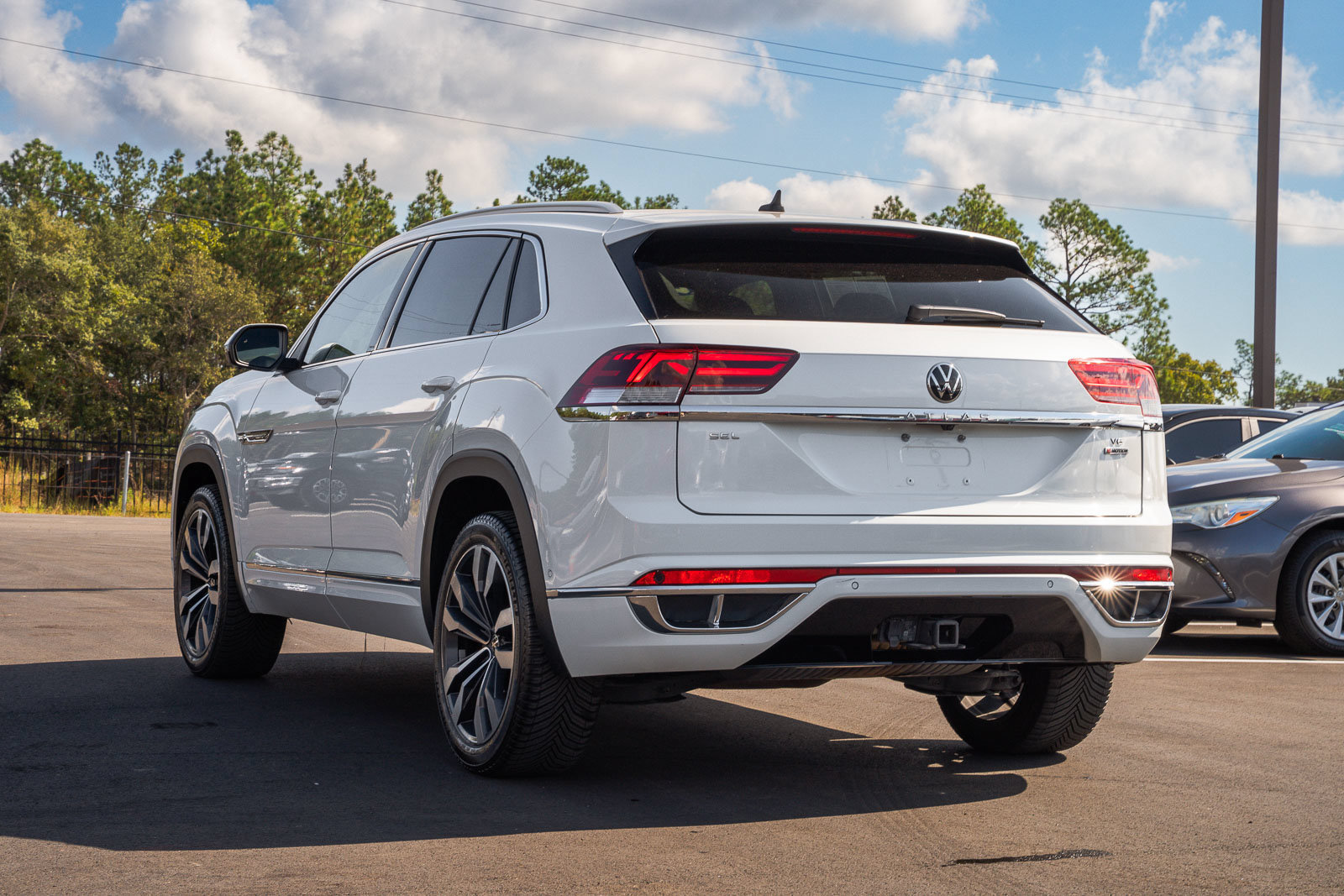 Used 2022 Volkswagen Atlas Cross Sport SEL Premium R-Line AWD/4WD image 5