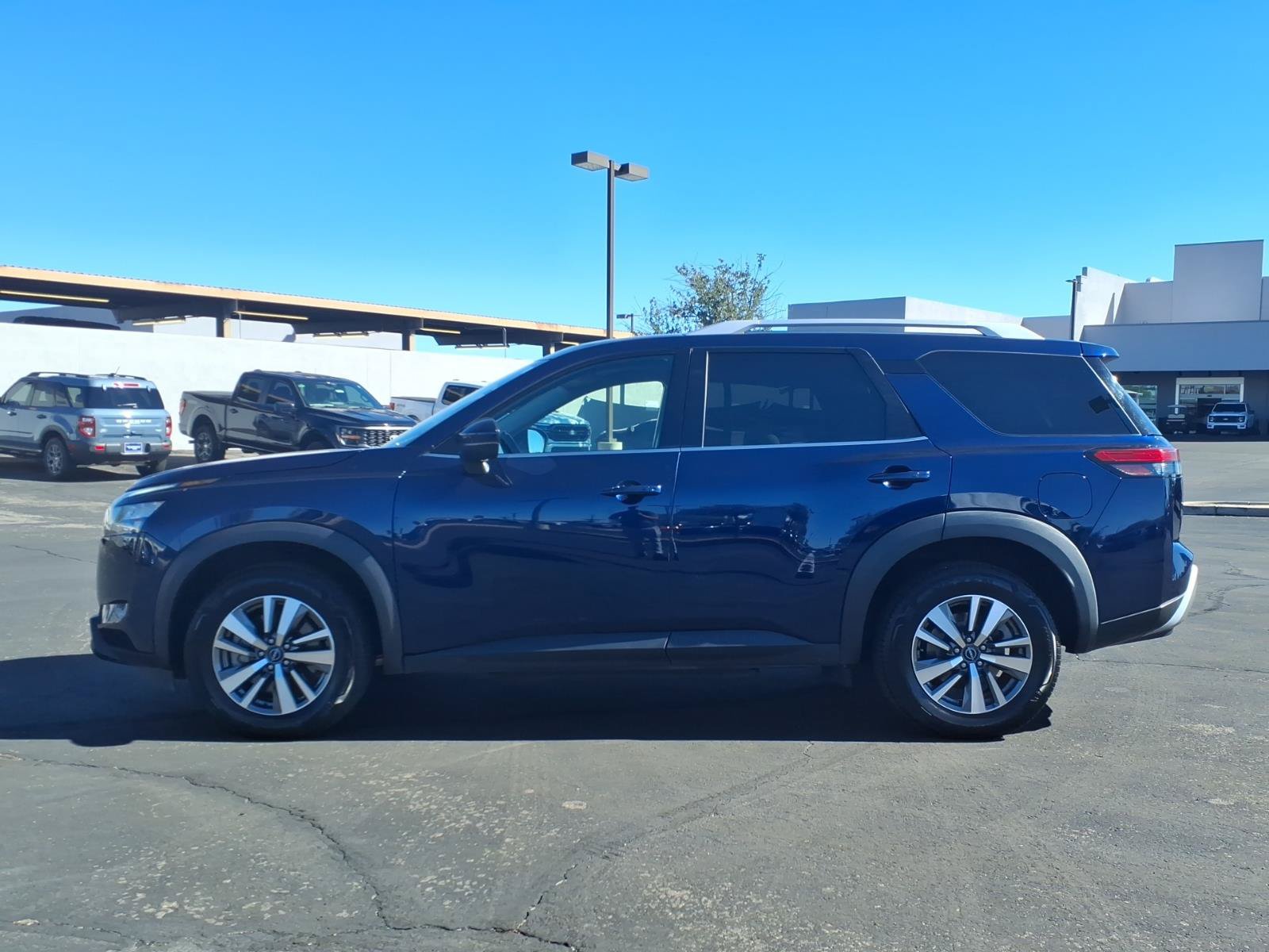 Used 2025 Nissan Pathfinder SL FWD image 2
