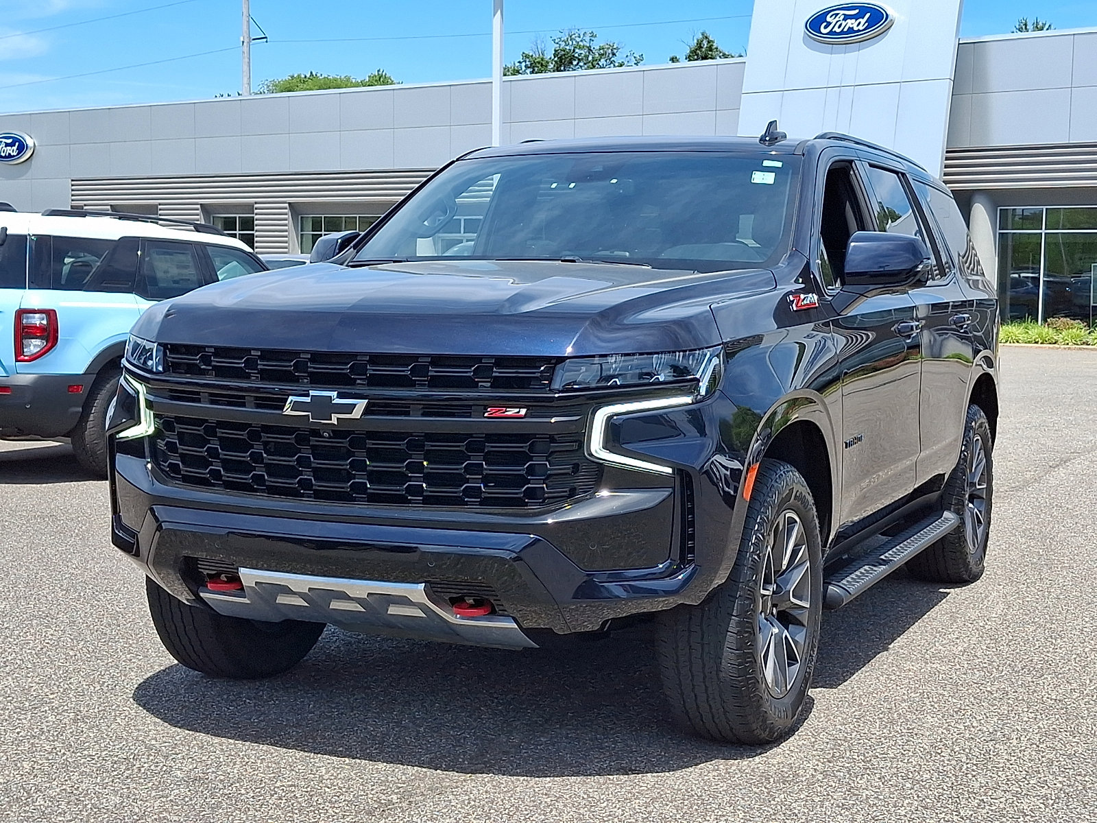 Used 2023 Chevrolet Tahoe Z71 w/ Luxury Package AWD/4WD image 4