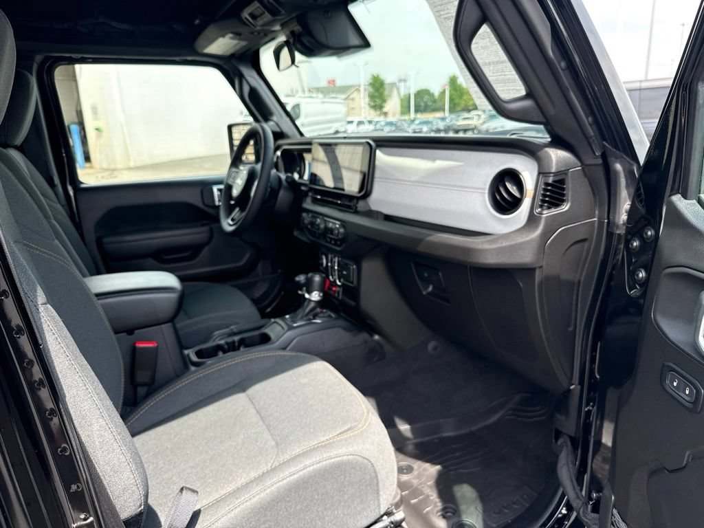 Used 2024 Jeep Wrangler Unlimited AWD/4WD image 33