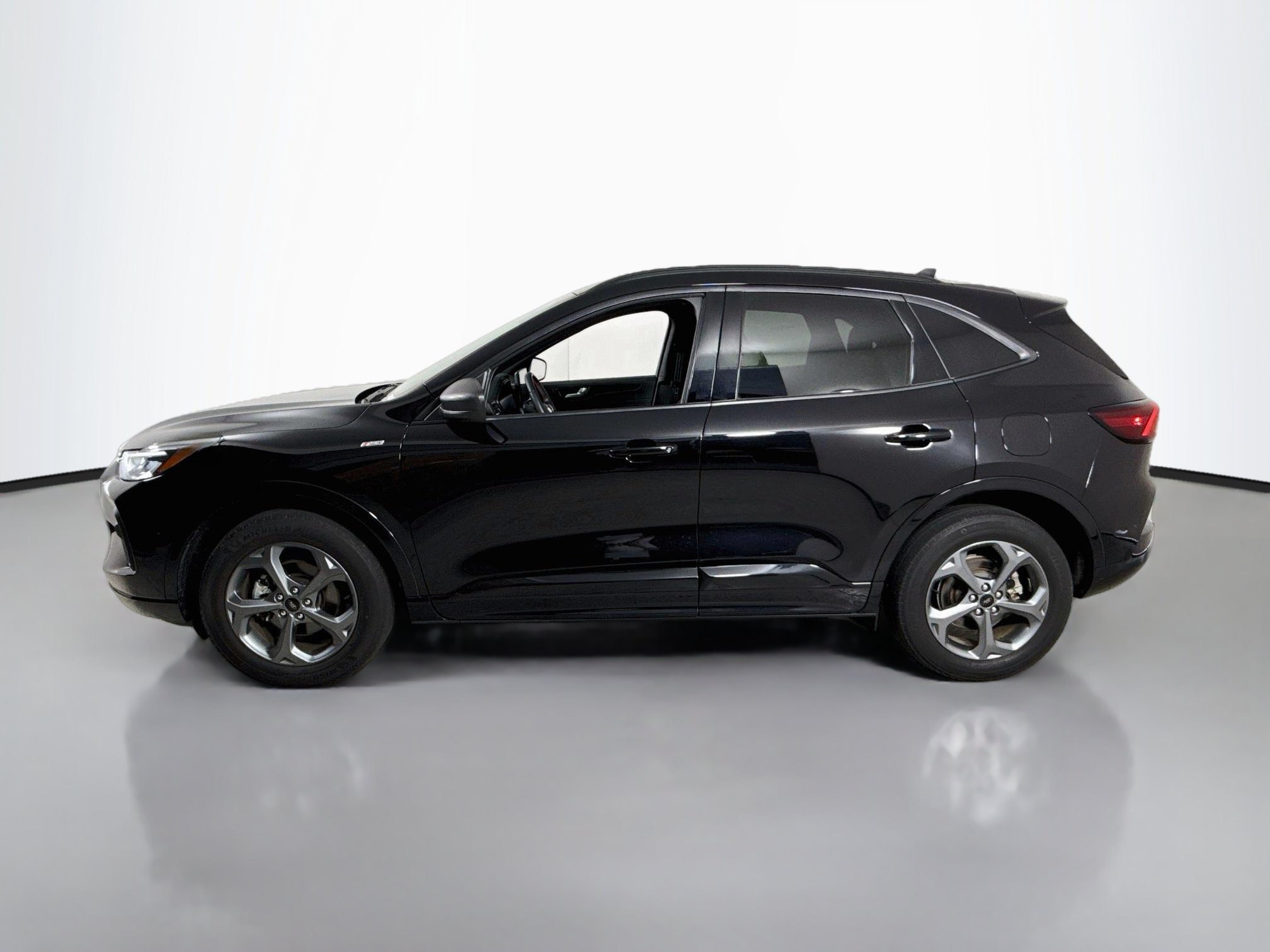 Certified 2024 Ford Escape ST-Line w/ Tech Pack #1 AWD/4WD image 9