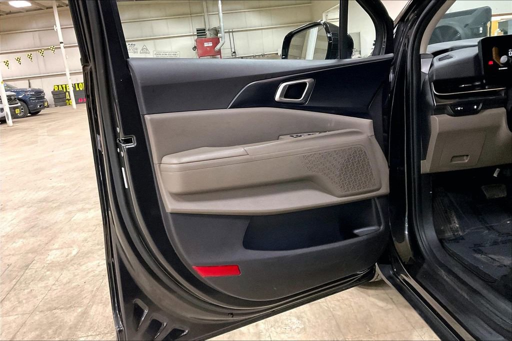 Used 2025 Kia Carnival FWD image 21
