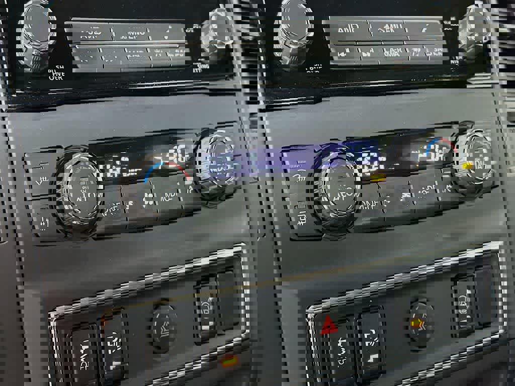 Used 2024 Nissan Titan SV w/ SV Convenience Package image 21