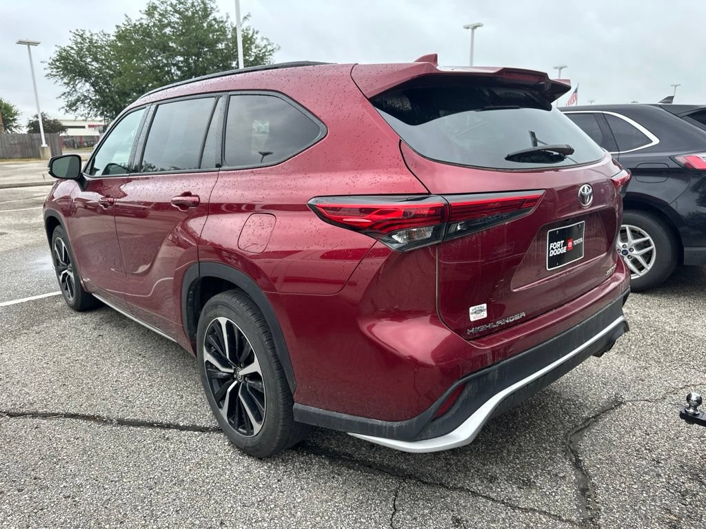 Used 2021 Toyota Highlander XSE AWD/4WD image 2