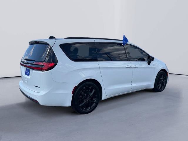 Used 2025 Chrysler Pacifica Limited FWD image 5