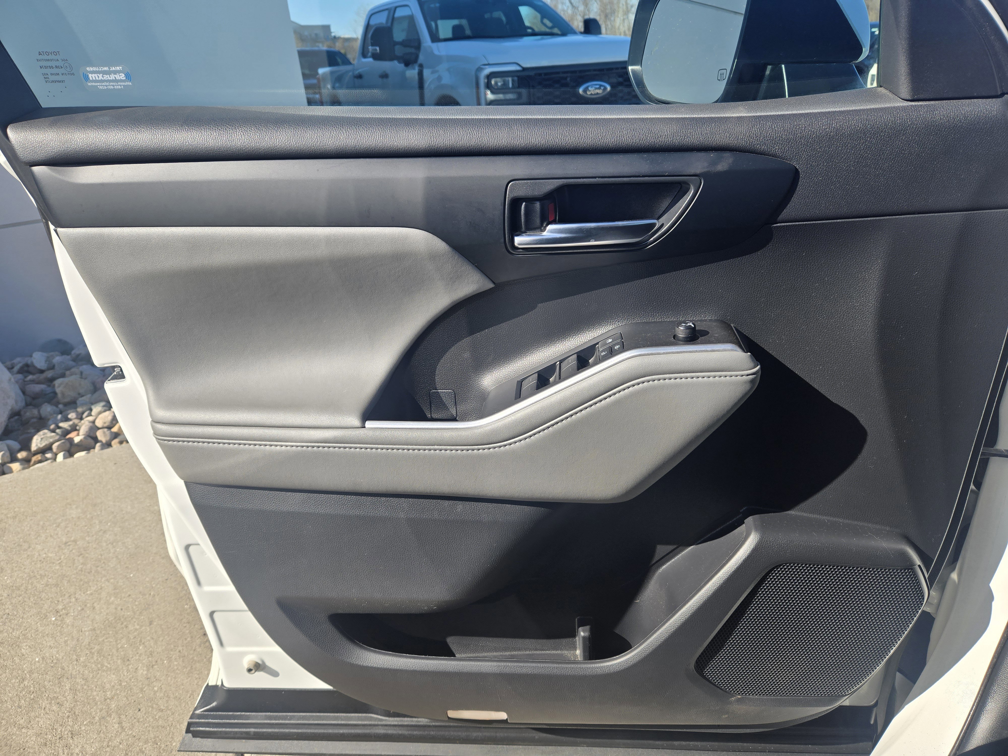 Used 2022 Toyota Highlander XLE AWD/4WD image 21