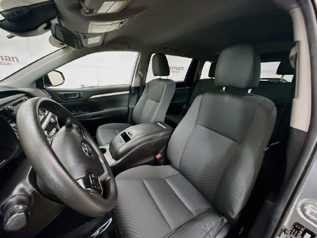 Used 2019 Toyota Highlander LE AWD/4WD image 19