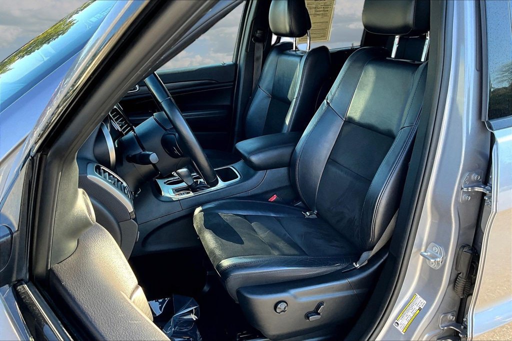 Used 2019 Jeep Grand Cherokee Altitude AWD/4WD image 23