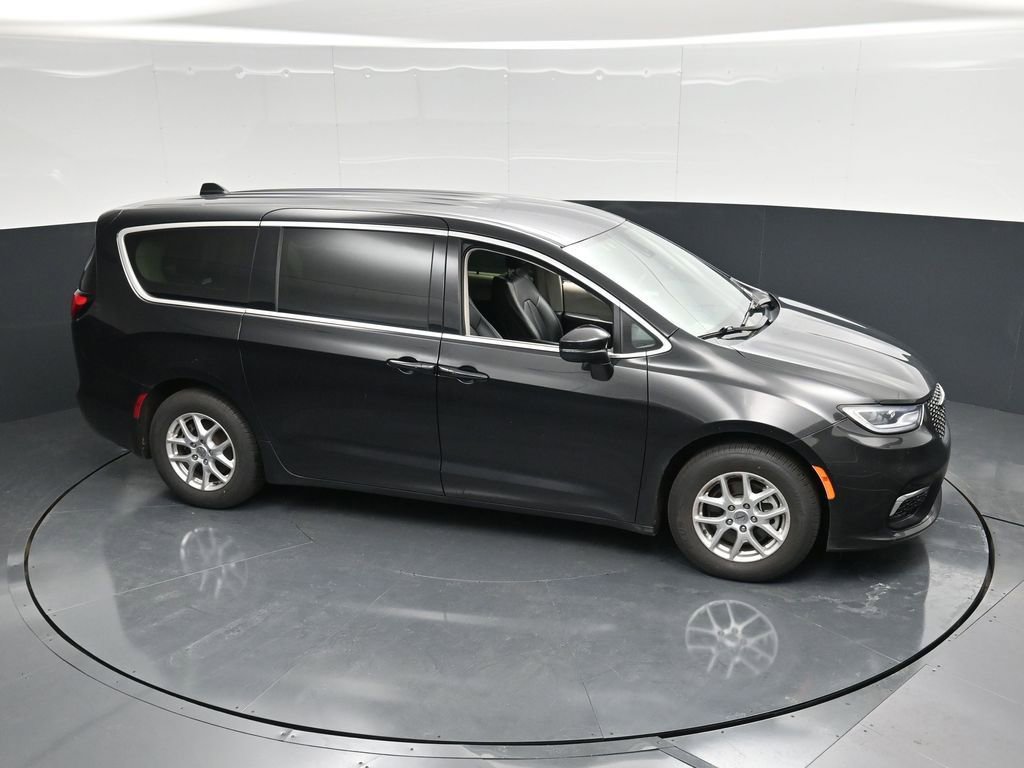 Used 2023 Chrysler Pacifica Touring-L FWD image 47
