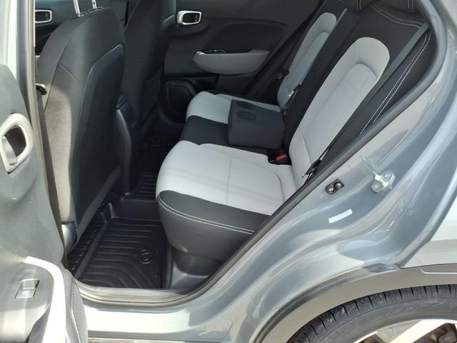 Used 2023 Hyundai Venue SEL image 17