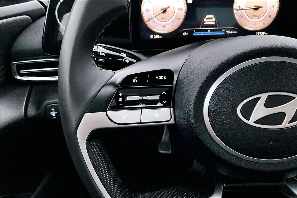 Used 2025 Hyundai Elantra SEL image 17