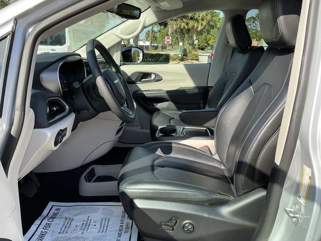Used 2024 Chrysler Pacifica Touring-L image 27