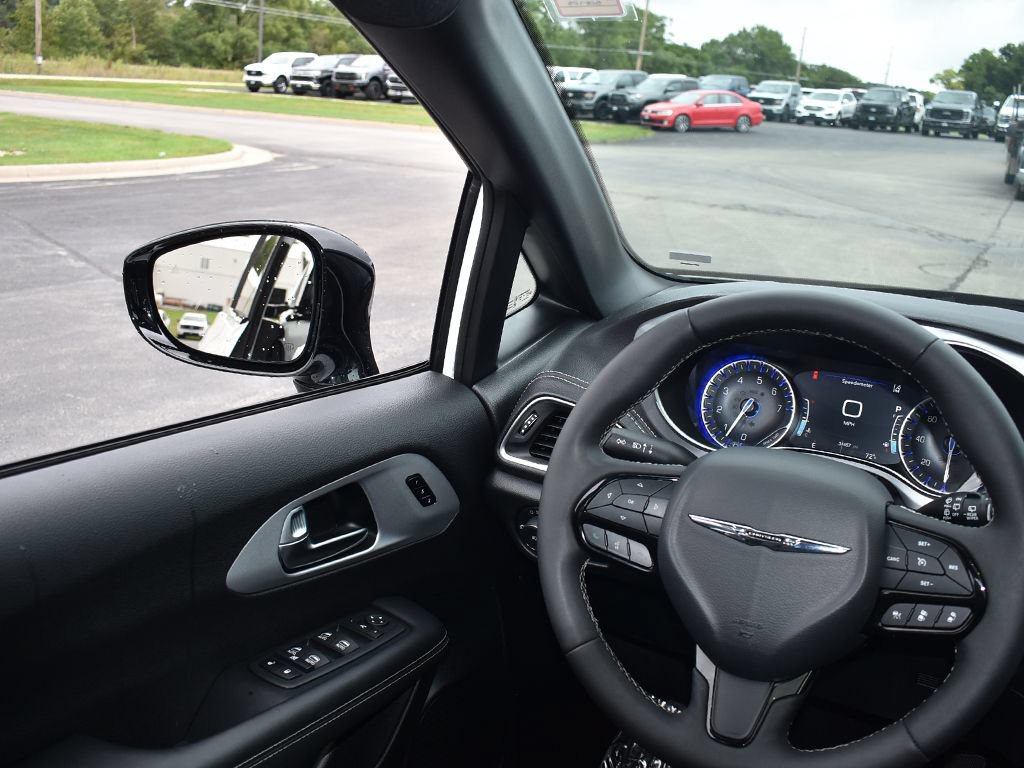 Used 2025 Chrysler Pacifica Limited FWD image 22