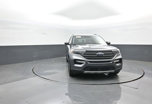 Certified 2022 Ford Explorer XLT w/ Equipment Group 202A image 2