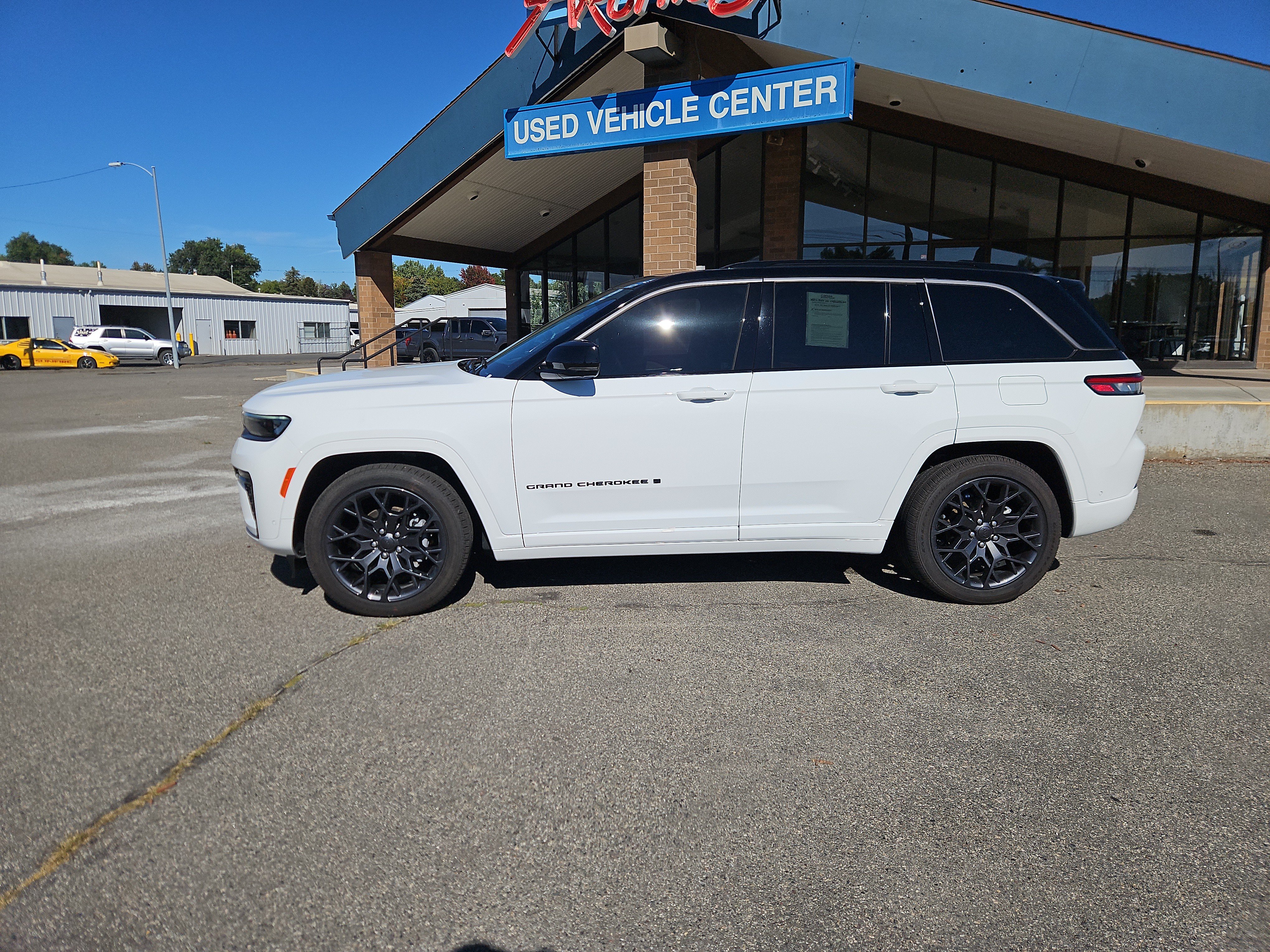 Used 2026 Jeep Grand Cherokee Summit w/ Obsidian Package AWD/4WD image 2