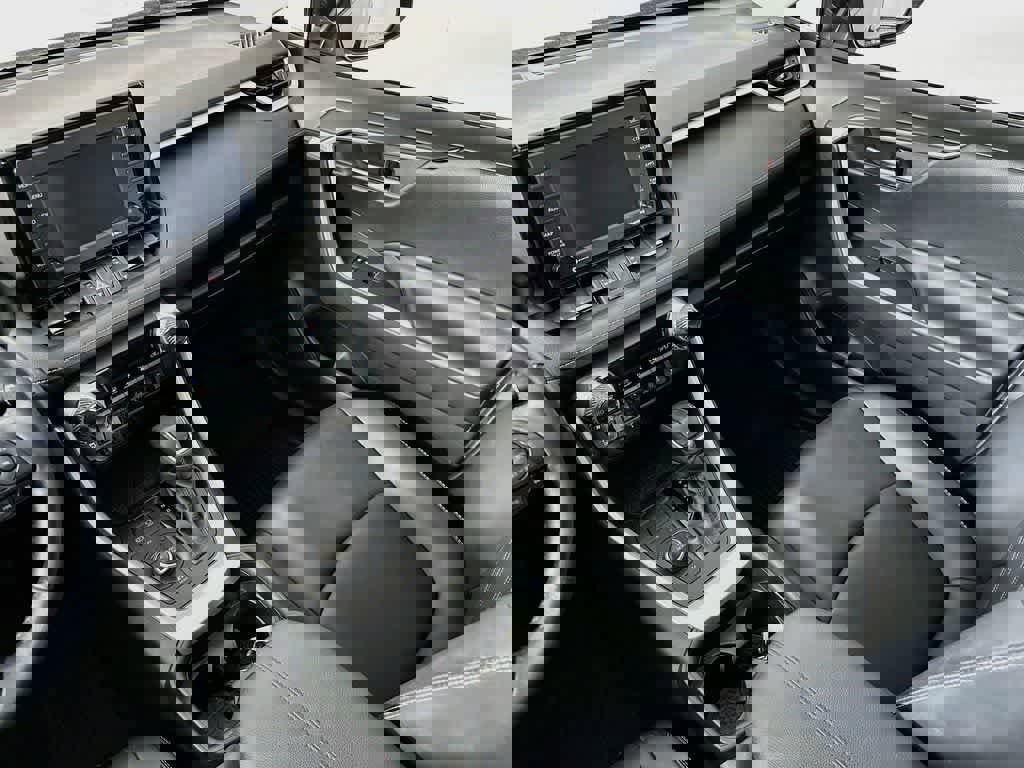 Used 2021 Toyota RAV4 XLE Premium image 11