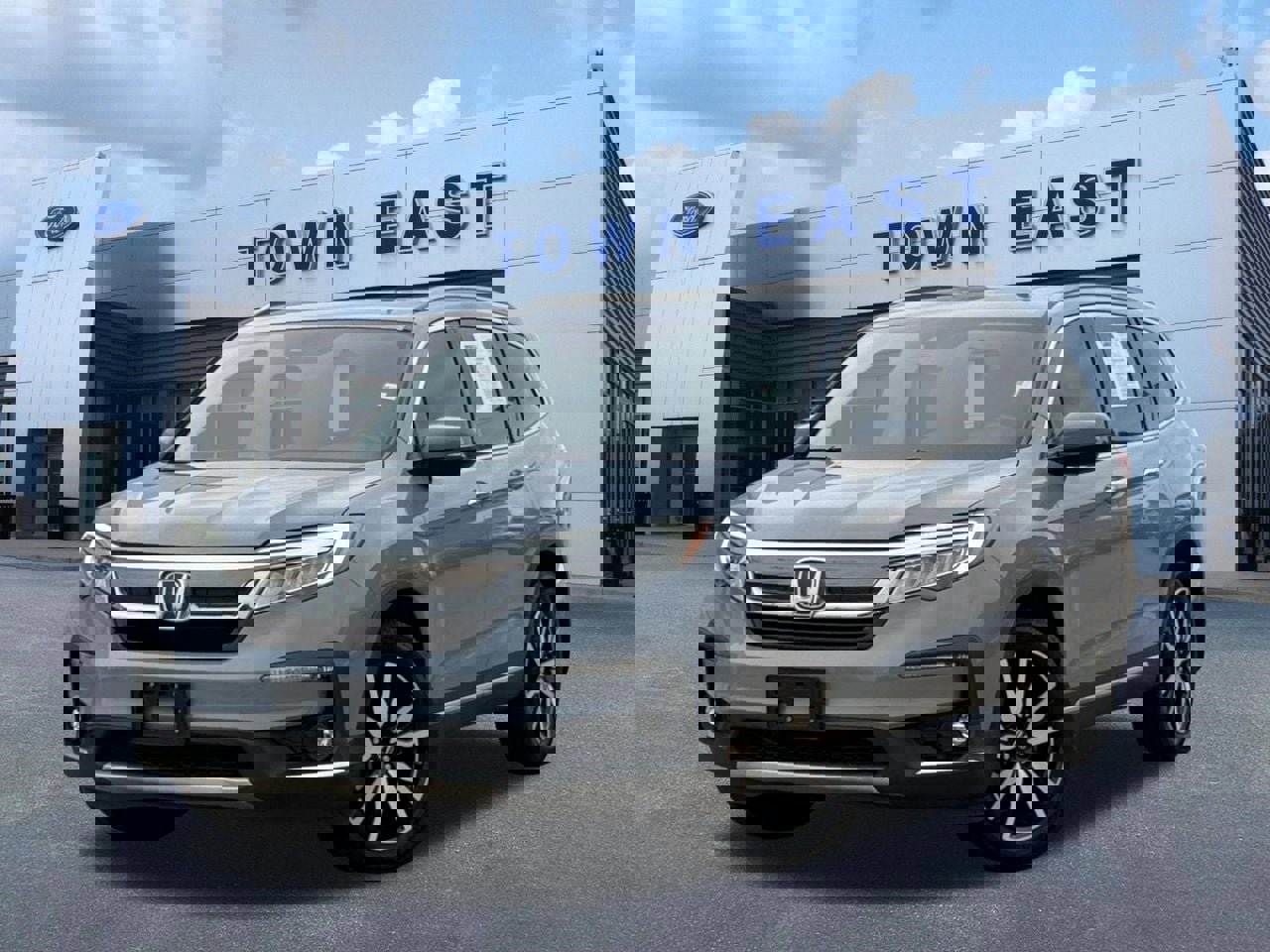 Used 2022 Honda Pilot Touring image 1