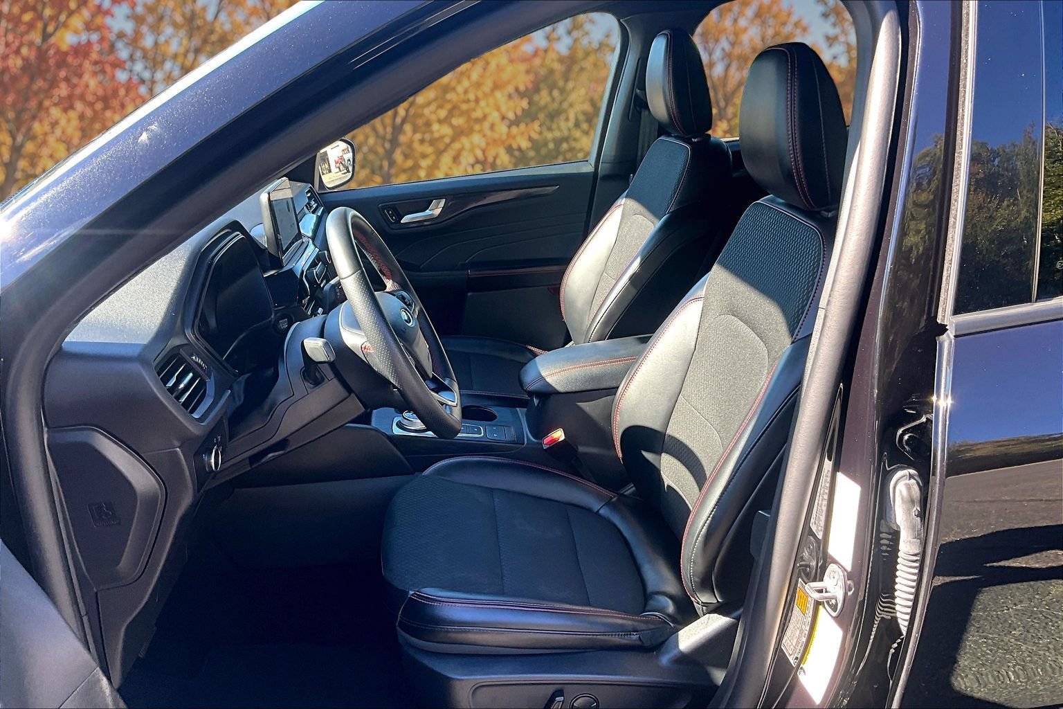 Certified 2025 Ford Escape ST-Line FWD image 28