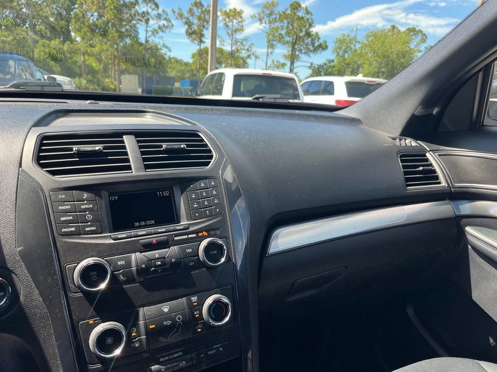 Certified 2018 Ford Explorer XLT FWD image 15