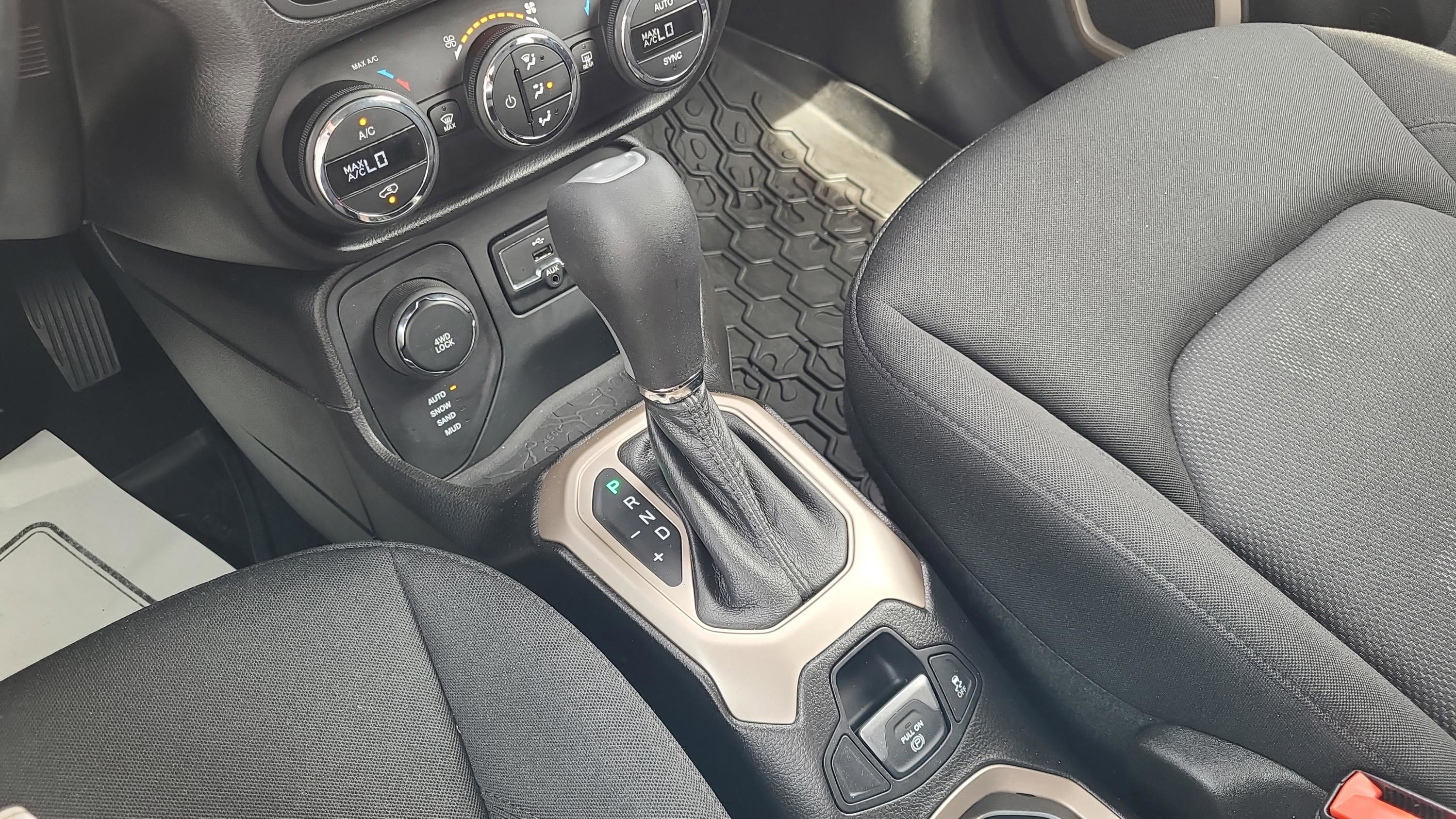 Used 2017 Jeep Renegade Latitude w/ Safety & Security Group image 24