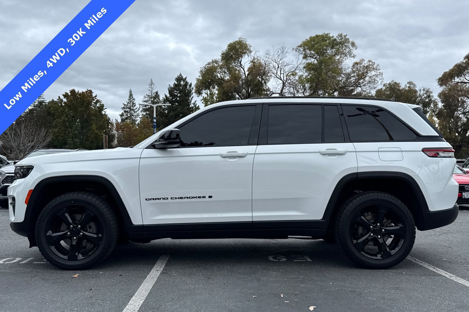 Used 2023 Jeep Grand Cherokee Altitude image 2