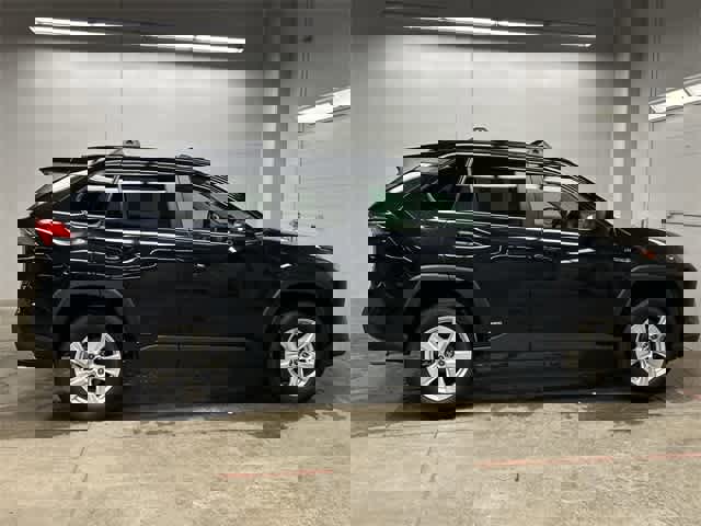 Used 2021 Toyota RAV4 LE image 6