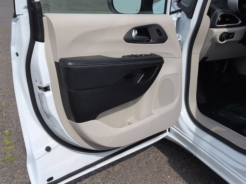 Used 2023 Chrysler Pacifica Touring-L FWD image 9