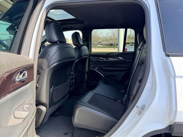 Used 2022 Jeep Grand Cherokee Altitude AWD/4WD image 13
