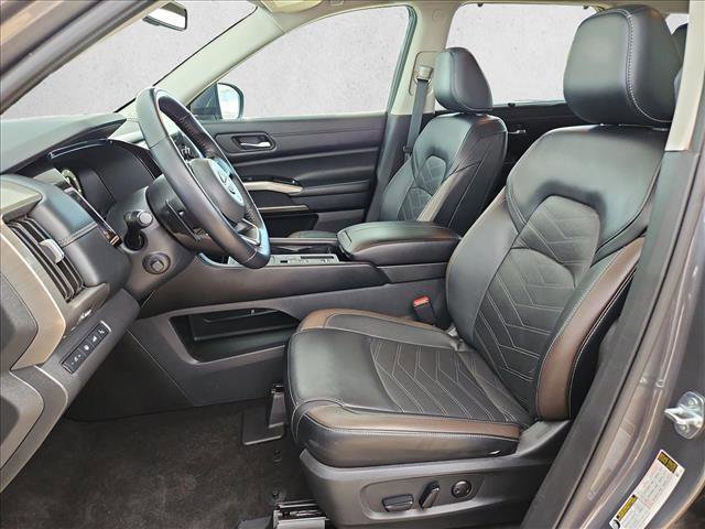 Used 2023 Nissan Pathfinder Platinum image 17