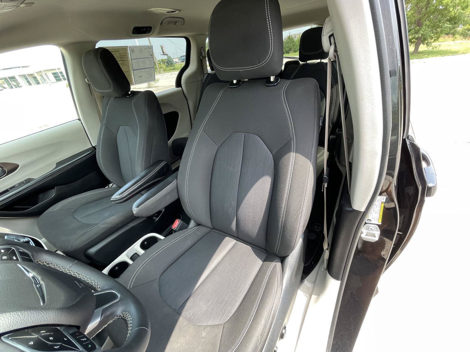 Used 2022 Chrysler Voyager LX FWD image 18