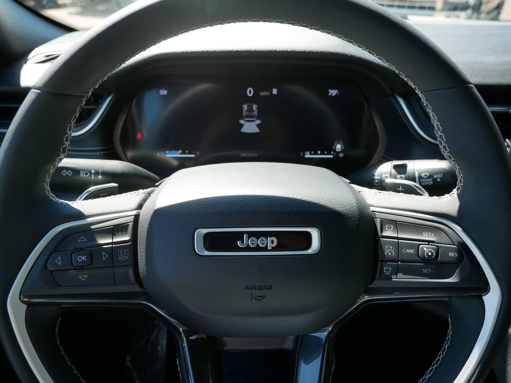 Used 2023 Jeep Grand Cherokee Altitude AWD/4WD image 23