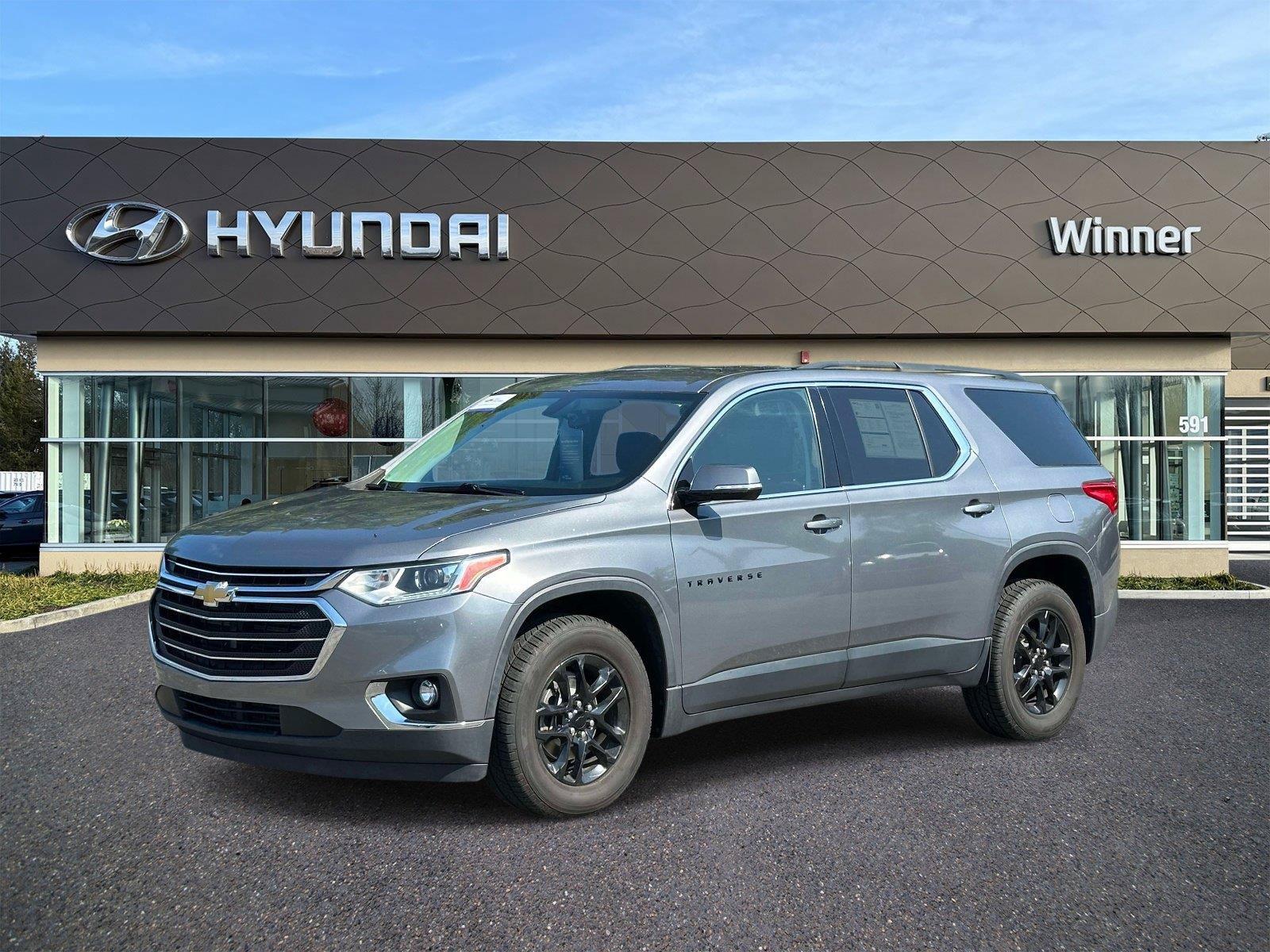 Used 2019 Chevrolet Traverse LT FWD image 1