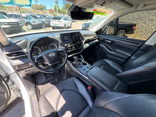 Used 2025 Toyota Highlander XLE FWD image 14