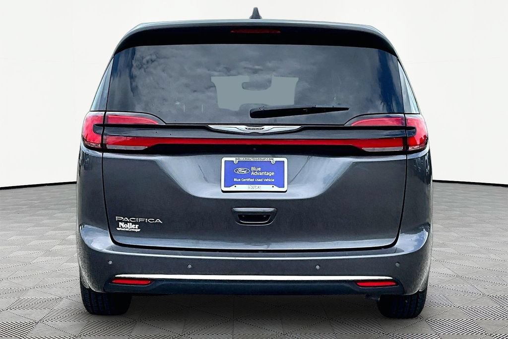 Used 2023 Chrysler Pacifica Touring-L FWD image 4