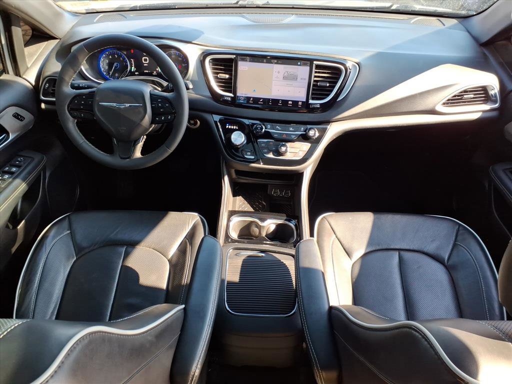 Used 2025 Chrysler Pacifica Limited image 12