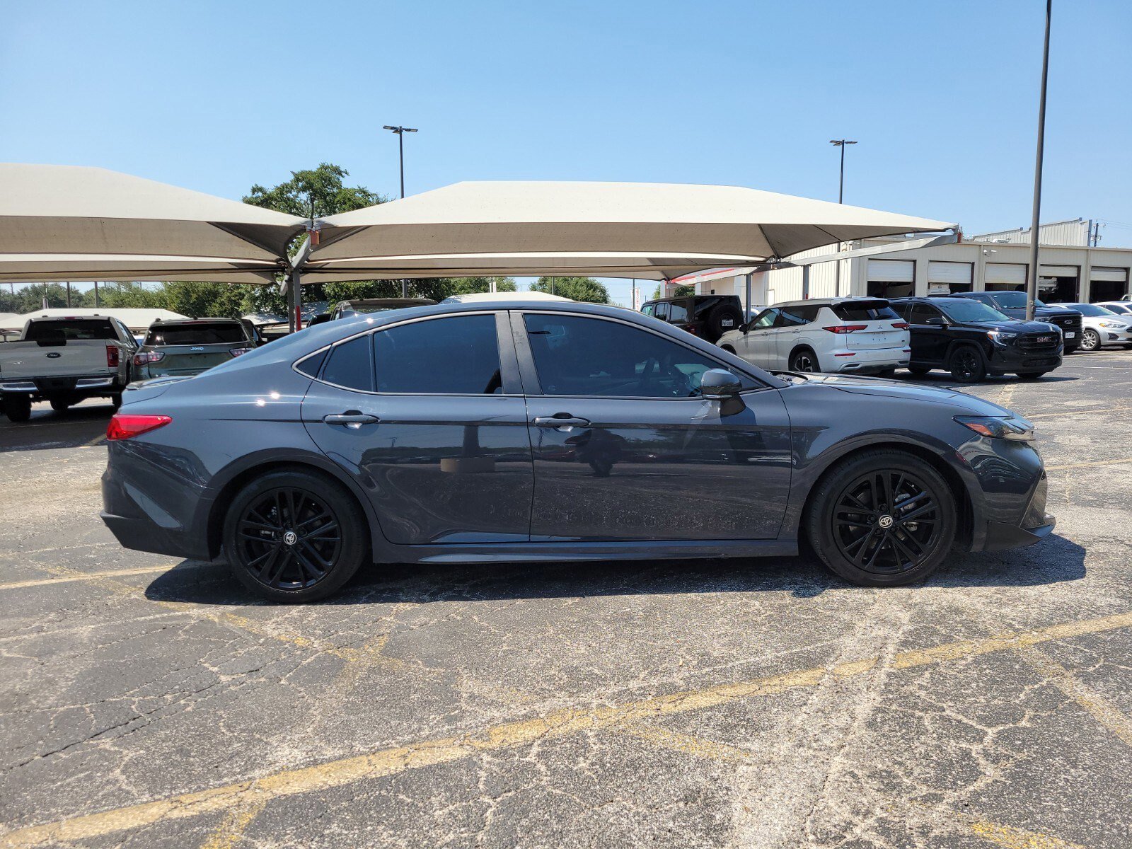 Used 2025 Toyota Camry SE image 2