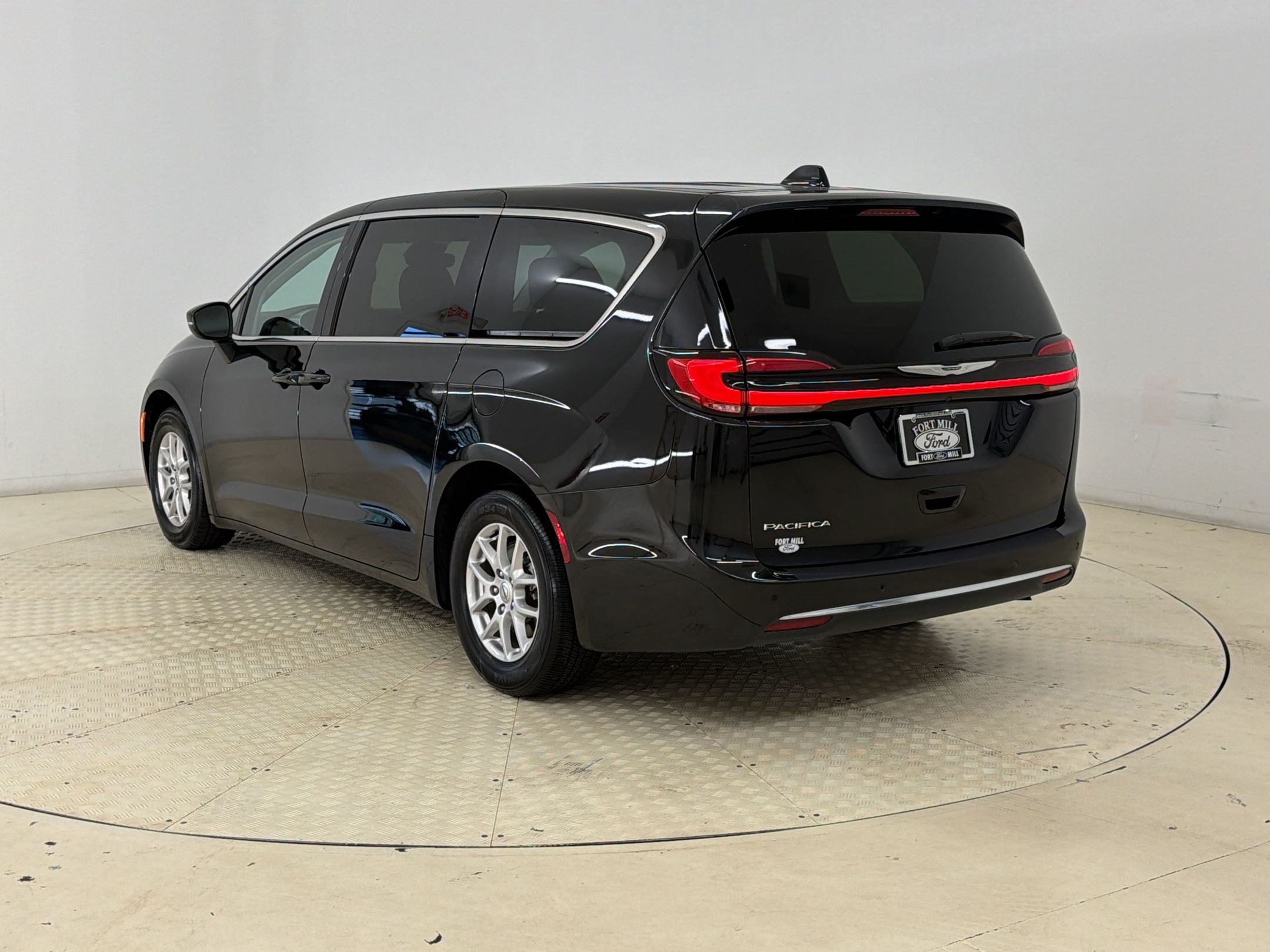Used 2023 Chrysler Pacifica Touring-L FWD image 3