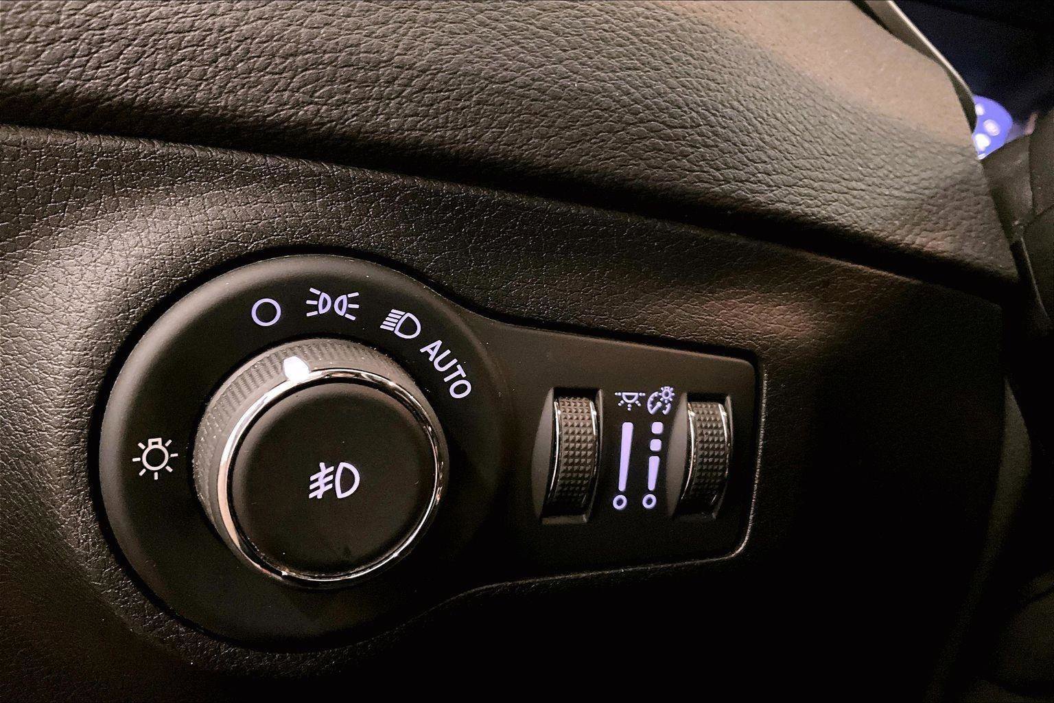 Used 2018 Jeep Compass Latitude w/ Popular Equipment Group image 30