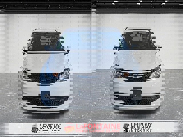 Used 2022 Chrysler Voyager LX image 8