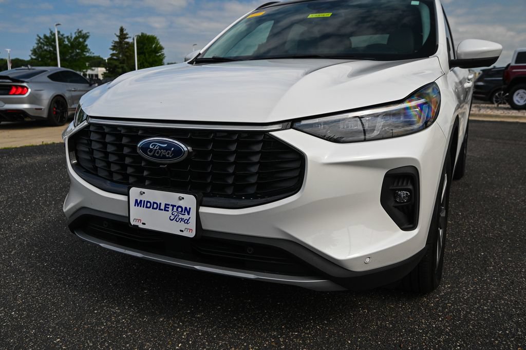 Certified 2024 Ford Escape Platinum w/ Class II Trailer Tow Package AWD/4WD image 11