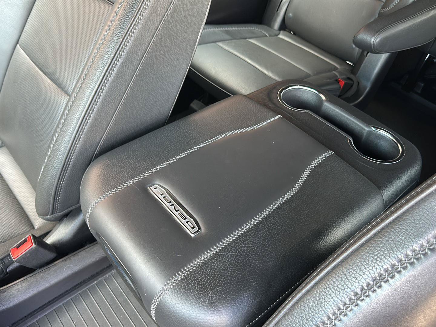 Used 2025 GMC Yukon XL Denali RWD image 21