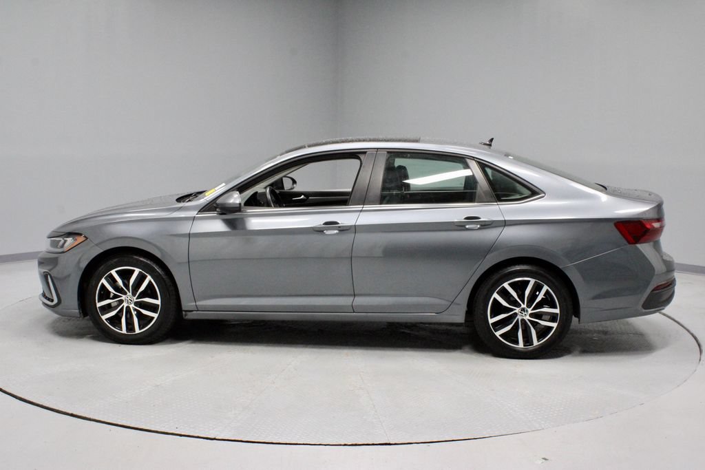 Used 2025 Volkswagen Jetta SE FWD image 7