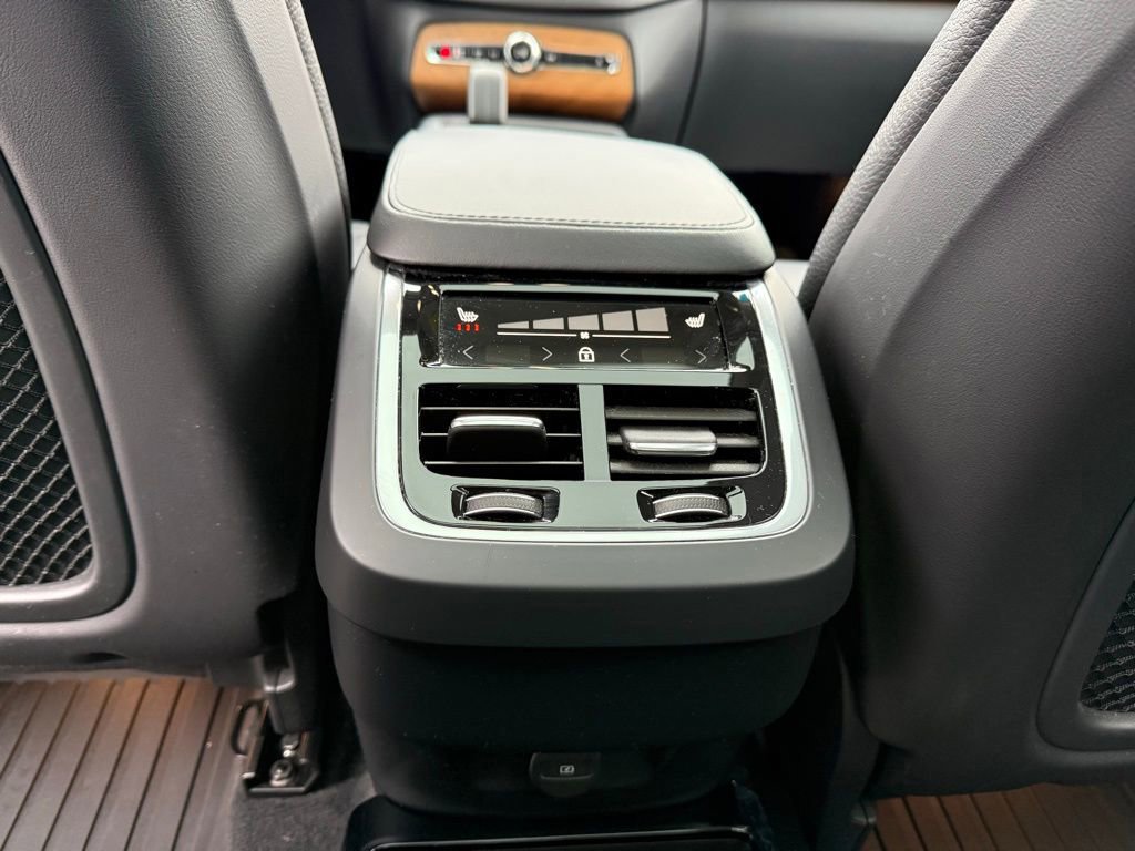 Used 2023 Volvo XC90 B6 Plus image 30